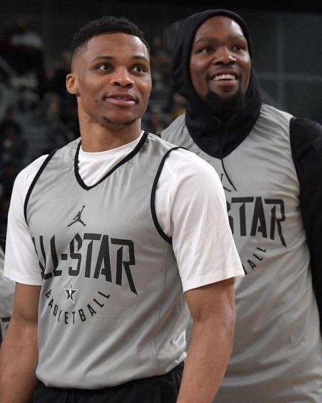 明星恋爱手游《一直奔向月》今日全平台公测