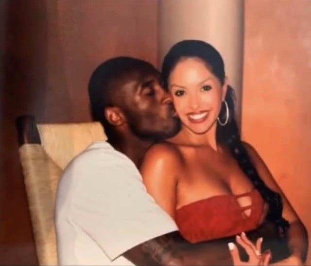 有些尴尬，巴林门将在成功扑救后不慎用脚打入乌龙且弄伤自己